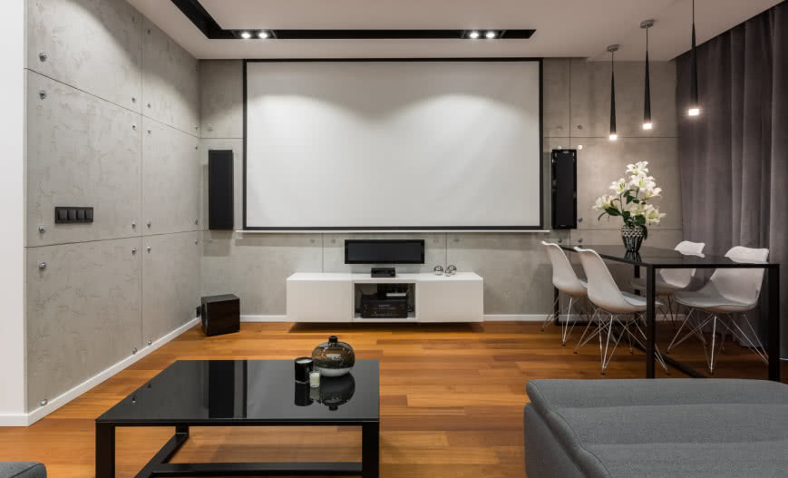 Kino w salonie: jak zaplanować instalacje elektryczną, antenową i audio?
